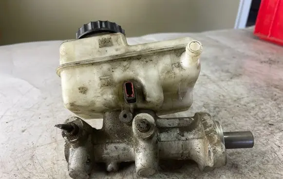 Nissan Navara D40 Master brake cylinder