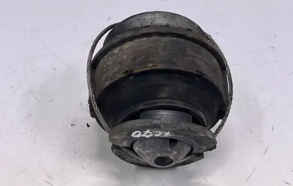 Volvo XC70 Engine mount bracket 30741397