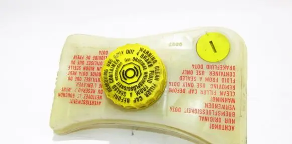 Volkswagen Golf V Brake fluid reservoir 32067009
