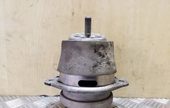 Engine mount bracket