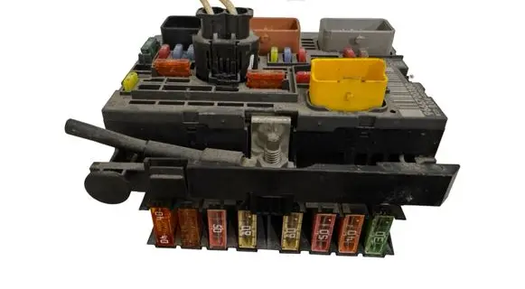 Peugeot Partner Fuse module 9666700380