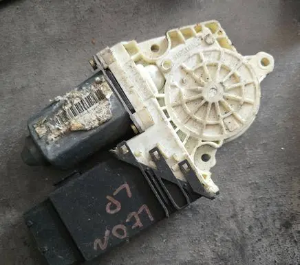 Seat Leon (1M) Rear door window regulator motor 9776105412301 F005s00006