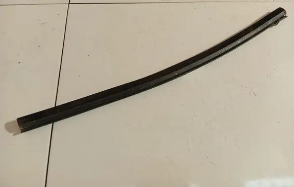 Chrysler PT Cruiser Front door glass trim molding 