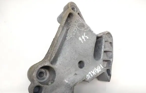 Volkswagen Tiguan Engine mounting bracket 04L199207