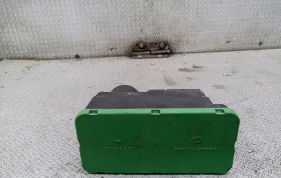 Volkswagen PASSAT B4 Central locking vacuum pump 3A0962257