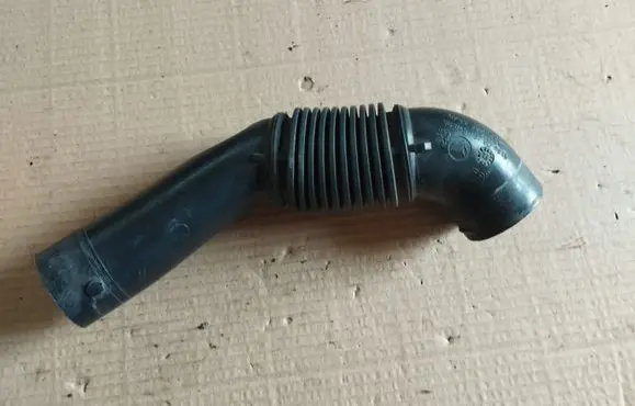 Peugeot 2008 I Air intake duct part 9684813780