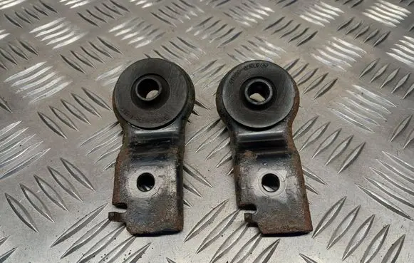 Toyota Avensis T220 Radiator mount bracket 1652327010