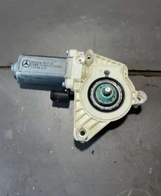 Mercedes-Benz B W245 Front door window regulator motor A1698204242