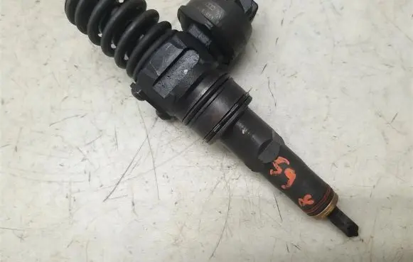 Volkswagen PASSAT B5.5 Fuel injector 038130073BA