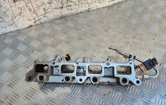 Volkswagen Golf Plus Fuel distributor GK284AHB 0261545051 06J906051D