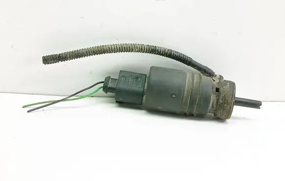 Volkswagen PASSAT B5.5 Windscreen/windshield washer pump 1J0973722