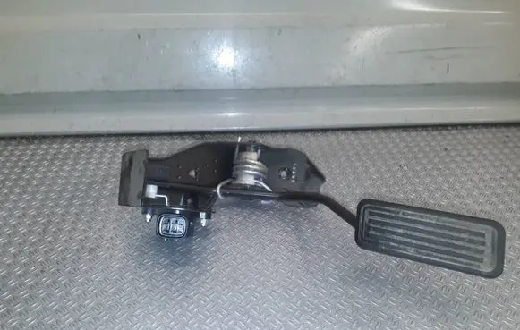 Toyota Avensis T250 Accelerator throttle pedal 8928152021