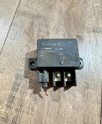 Mercedes-Benz E W211 Charging relay a0025423819 V23132A2001X1