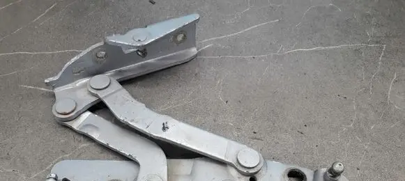 Nissan Primera Tailgate hinge 