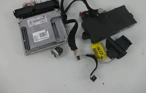 BMW 1 E82 E88 Engine ECU kit and lock set 7811702 9147220 6949499
