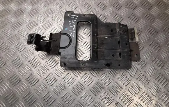 Engine mounting bracket