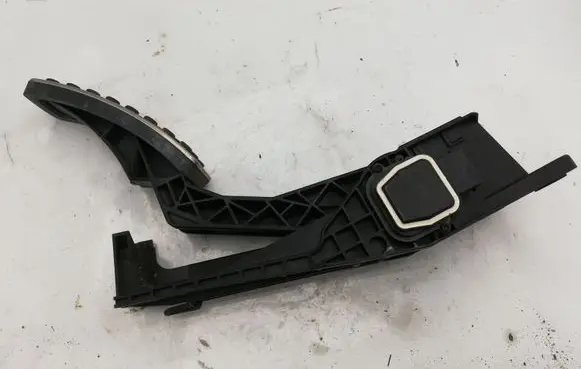 Mercedes-Benz ML W164 Accelerator throttle pedal A1643000104