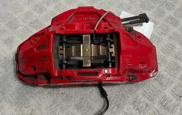 BMW 1 F40 Front brake caliper 6896525