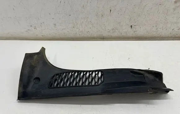 Land Rover Discovery 5 Rear/tail light trim molding HY3244248AD
