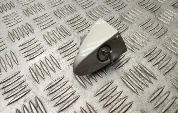 Ford B-MAX Front door lock (next to the handle) 