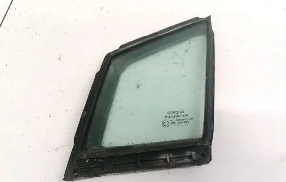 Toyota Avensis T270 Front door vent window glass four-door 6821605010 68216-05010