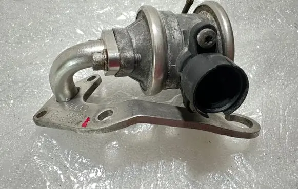 Audi A8 S8 D2 4D Valve vacuum 07C131101A 07C131166F