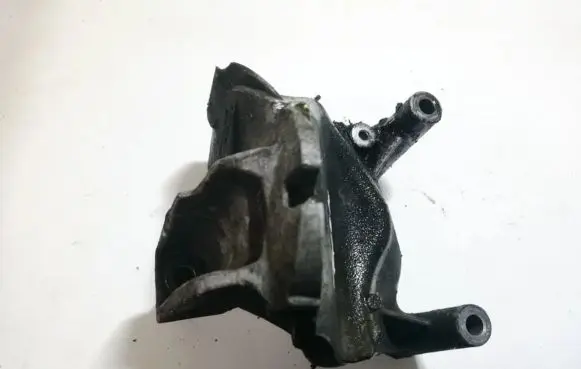 Volkswagen Touareg I Engine mounting bracket 070199308a agr4136