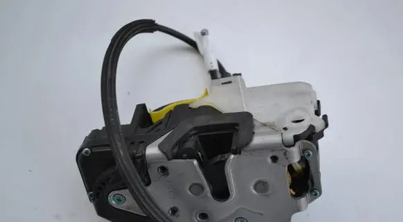 Opel Insignia A Coupe door lock (next to the handle) 13503161