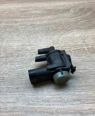Audi A6 S6 C5 4B Vacuum pump 1J0906283C
