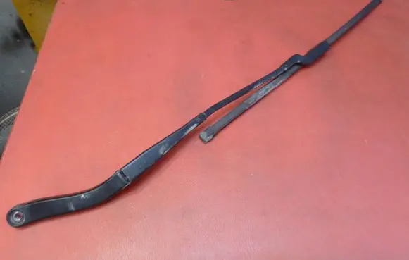 Renault Trafic III (X82) Front wiper blade arm 288810103R