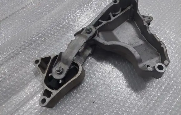 Mercedes-Benz CLA C117 X117 W117 Engine mounting bracket A2702230002 A2462400809