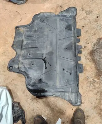Volkswagen PASSAT B8 Engine splash shield/under tray 5Q0825236