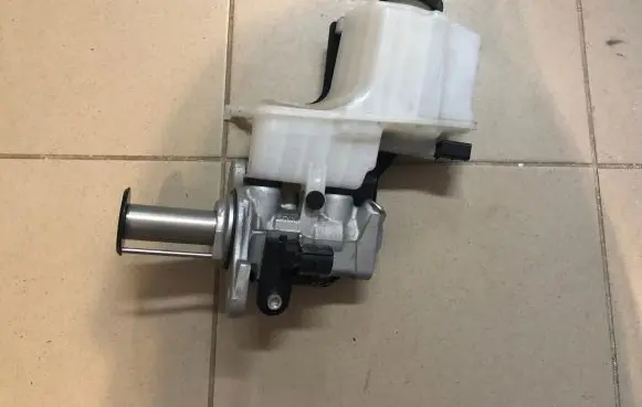 Brake fluid reservoir