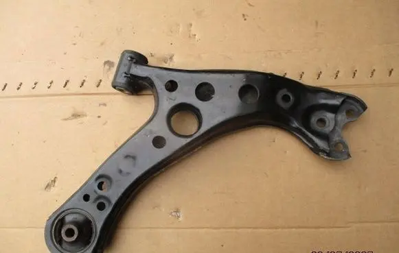 Toyota Prius (XW50) Front lower control arm/wishbone 5735308