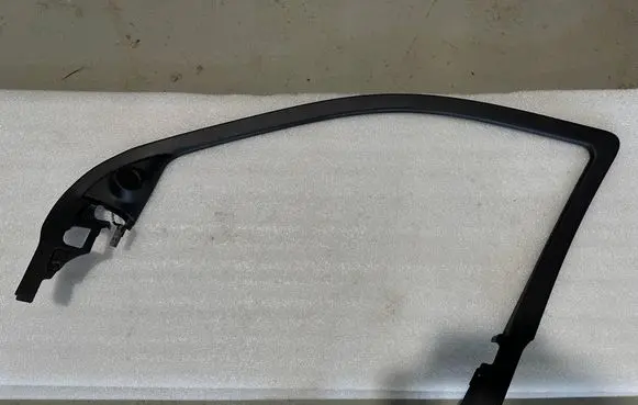 Dodge Durango III Front door glass trim molding 5XL18DX9AA 26123661 6976460