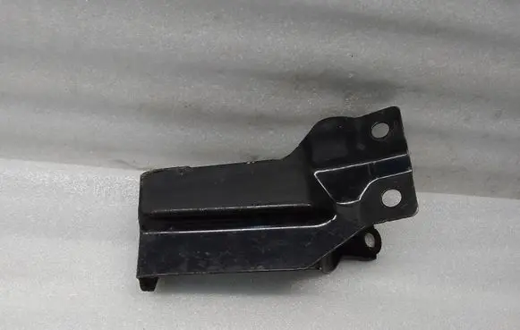 Volvo V60 Radiator mount bracket 31261931 B0900