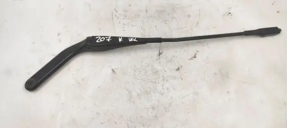 BMW 1 E82 E88 Front wiper blade arm 61617169973