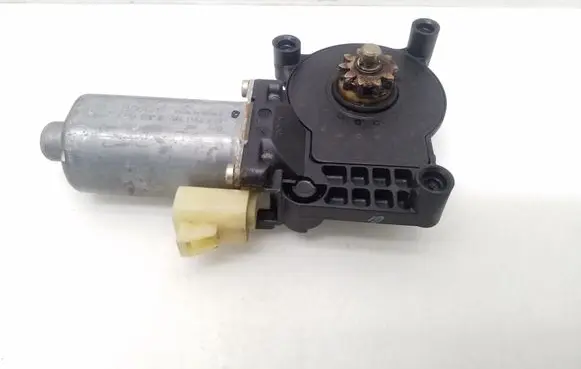 Mercedes-Benz ML W163 Front door window regulator motor 990408101