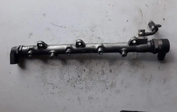 BMW 3 E90 E91 Fuel distributor 0445244030