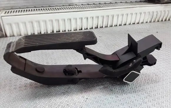 Mercedes-Benz C W203 Accelerator throttle pedal A2033010001