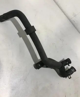 Volkswagen PASSAT B5.5 Engine coolant pipe/hose