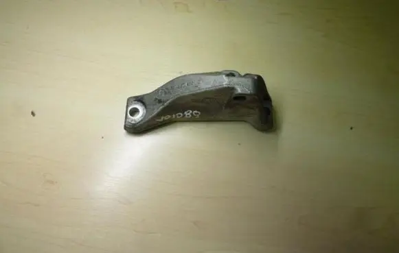 BMW 1 E81 E87 Engine mounting bracket 7804376 VD1089