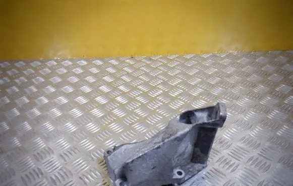 Audi A6 S6 C5 4B Engine mounting bracket 8D0199307P