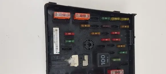 Volkswagen PASSAT B6 Fuse module 3C0937125 63592777