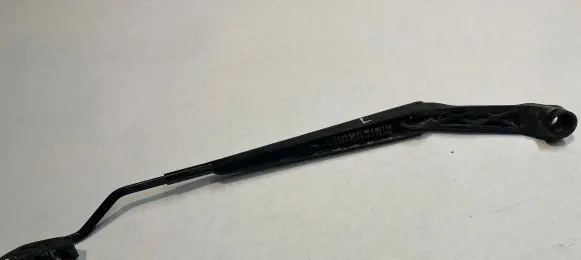 Lexus IS 200-300 Front wiper blade arm