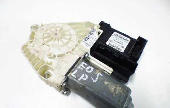 Volkswagen Eos Front door window regulator motor 1Q0959702C E038028056A 632737