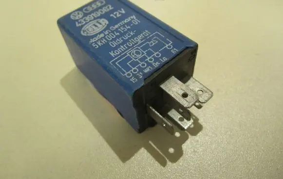 Volkswagen PASSAT B5 Oil pressure relay 433919082