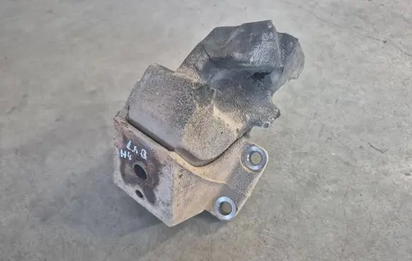 Toyota Hilux (AN10, AN20, AN30) Engine mounting bracket 1231167021 1258230011
