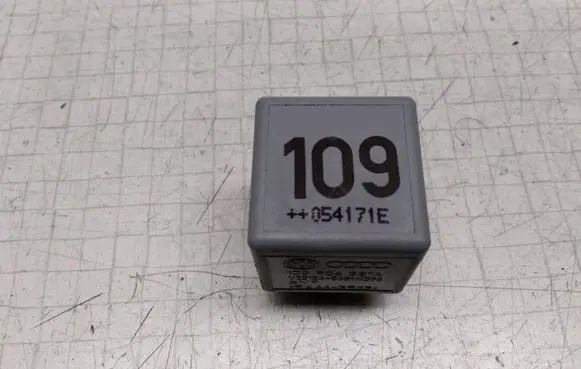 Volkswagen Transporter - Caravelle T5 Other relay 1J0906381A V23134B63X396