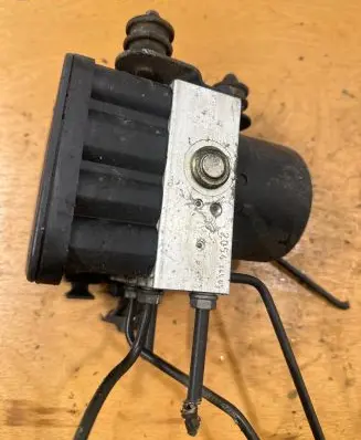 Volkswagen Golf V ABS Pump 1K0907379Q 00005305F3 10096003553